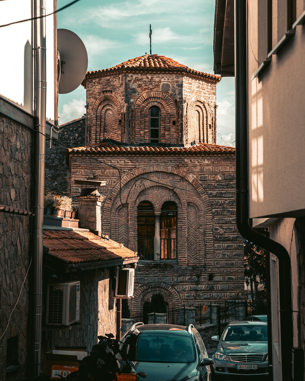 Edificio de ladrillo marrón durante el día