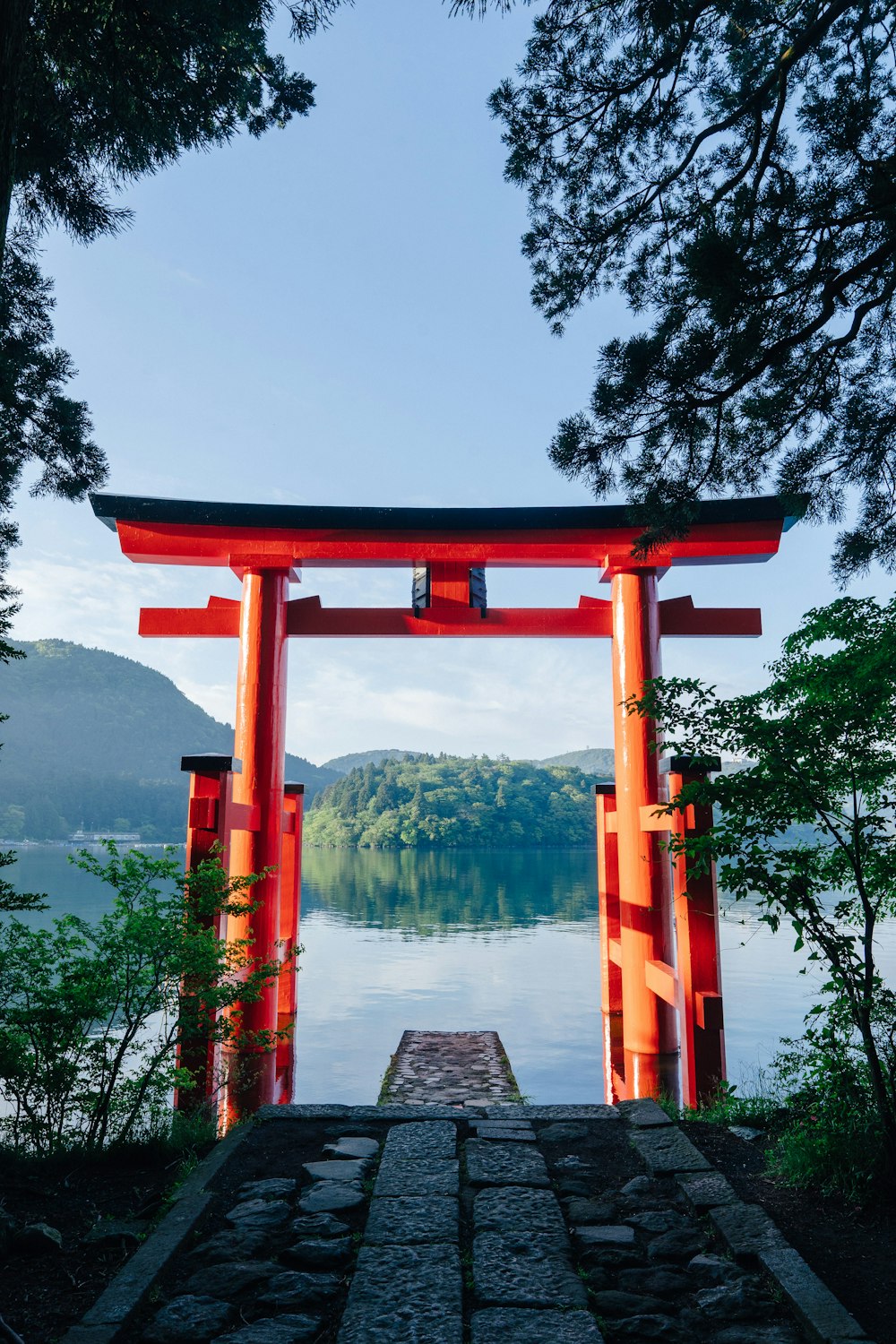 Arco de madera rojo cerca del lago durante el día