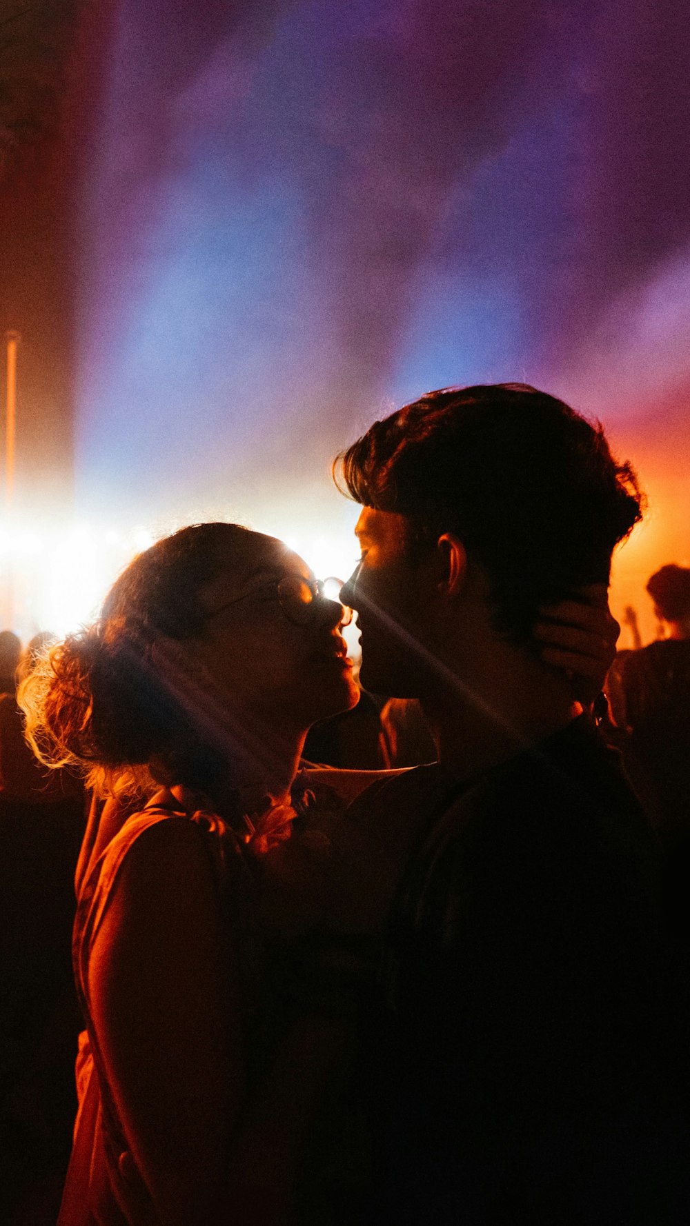 밤에 키스하는 남자와 여자