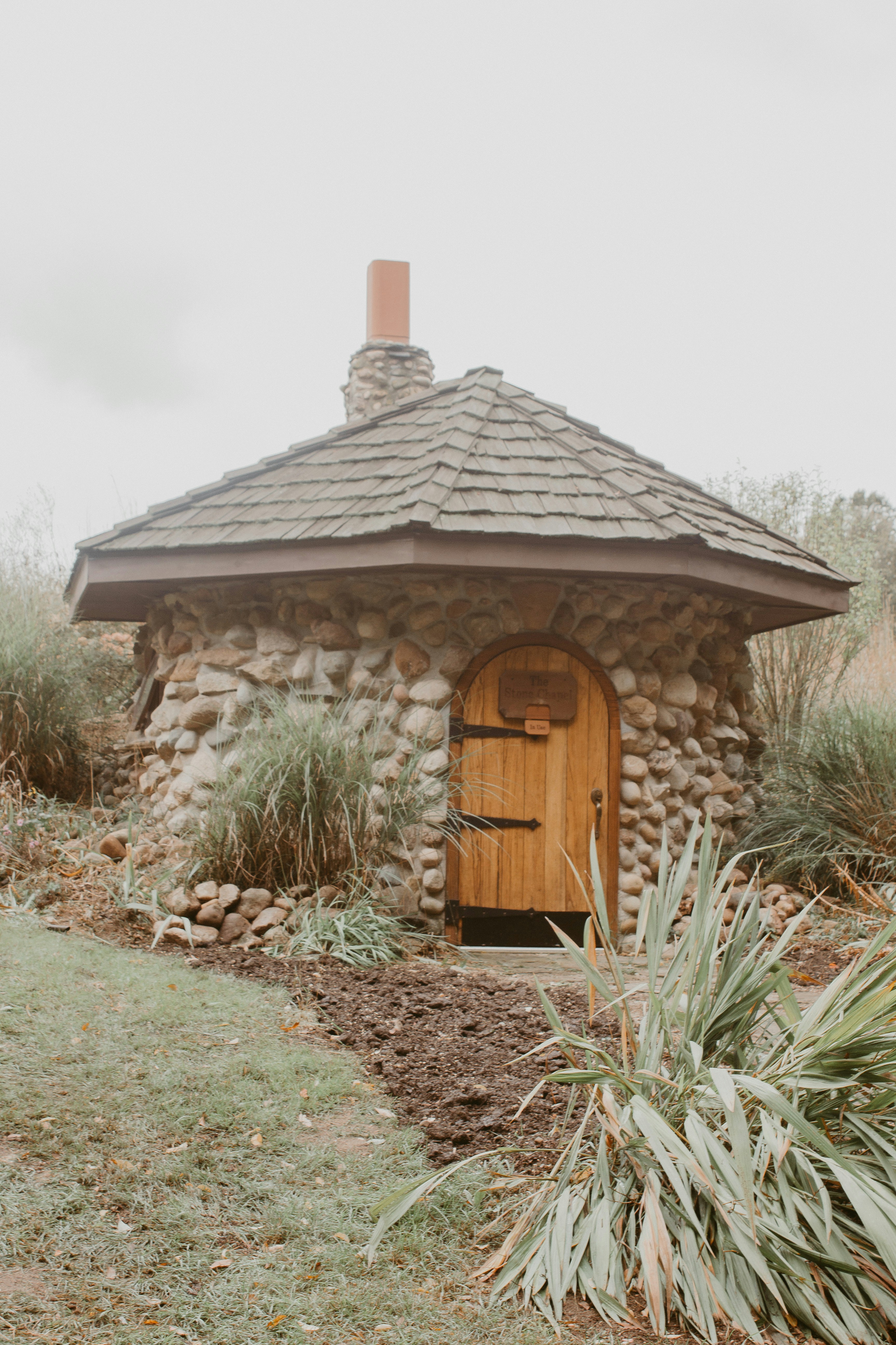 Casa de madera marrón cerca de hierba verde durante el día