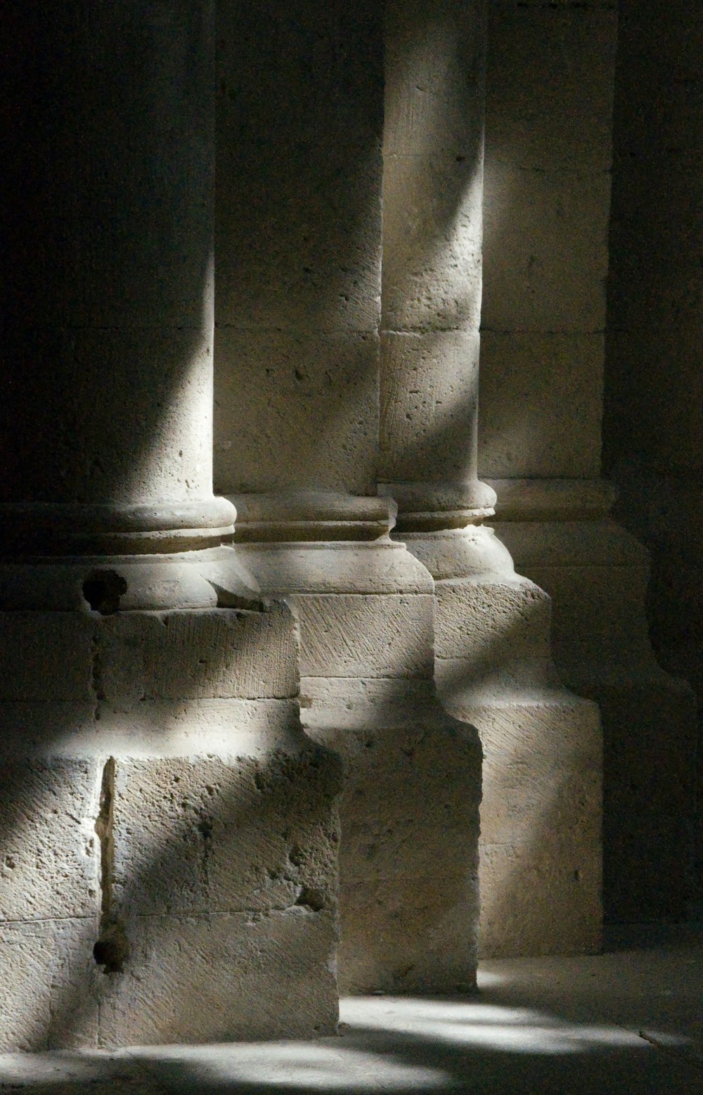 escada de concreto cinza na fotografia em escala de cinza