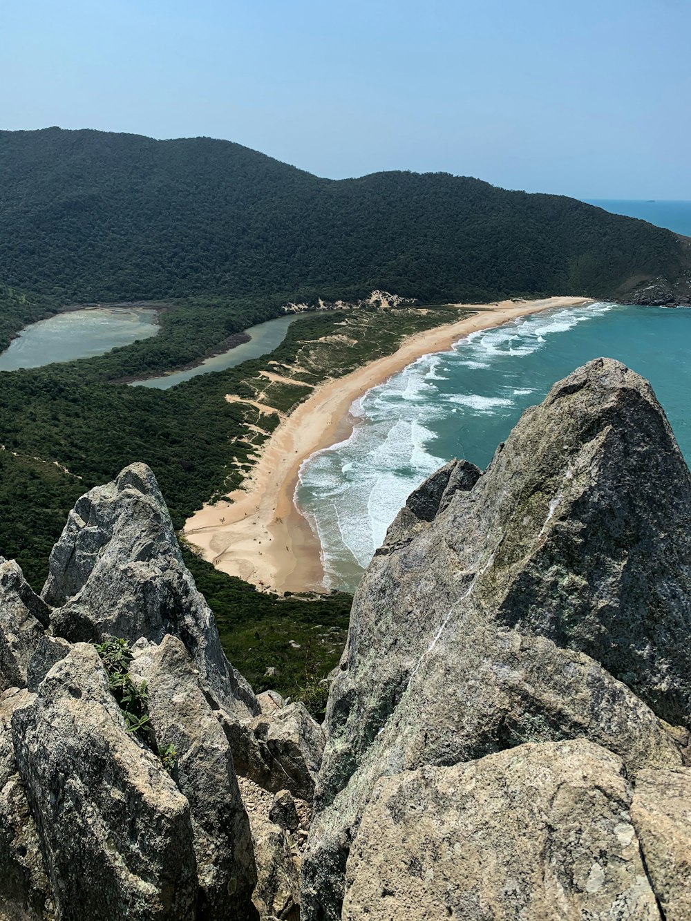 uma vista de uma praia do topo de uma montanha