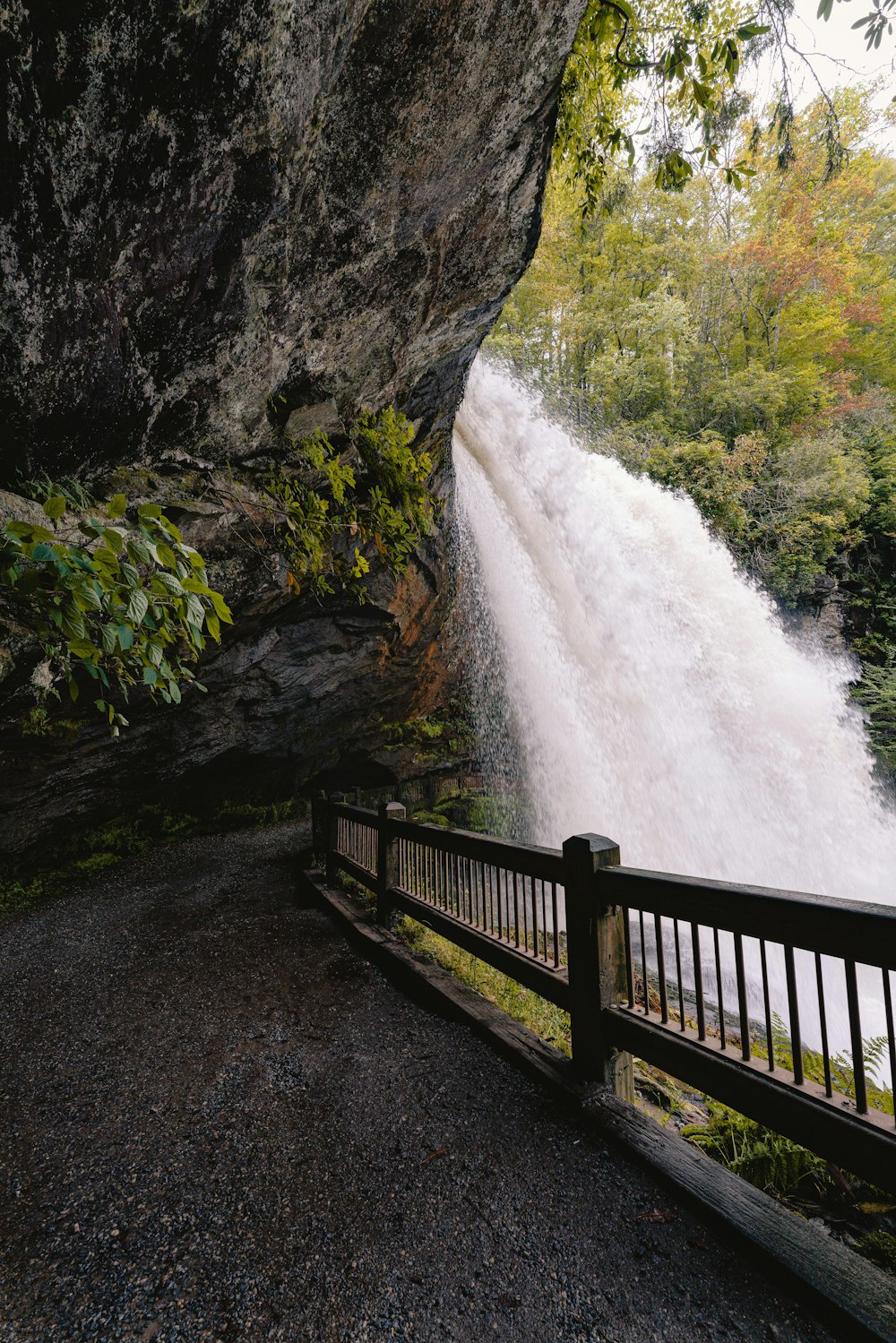 Ein Wasserfall kommt aus einem großen Felsen