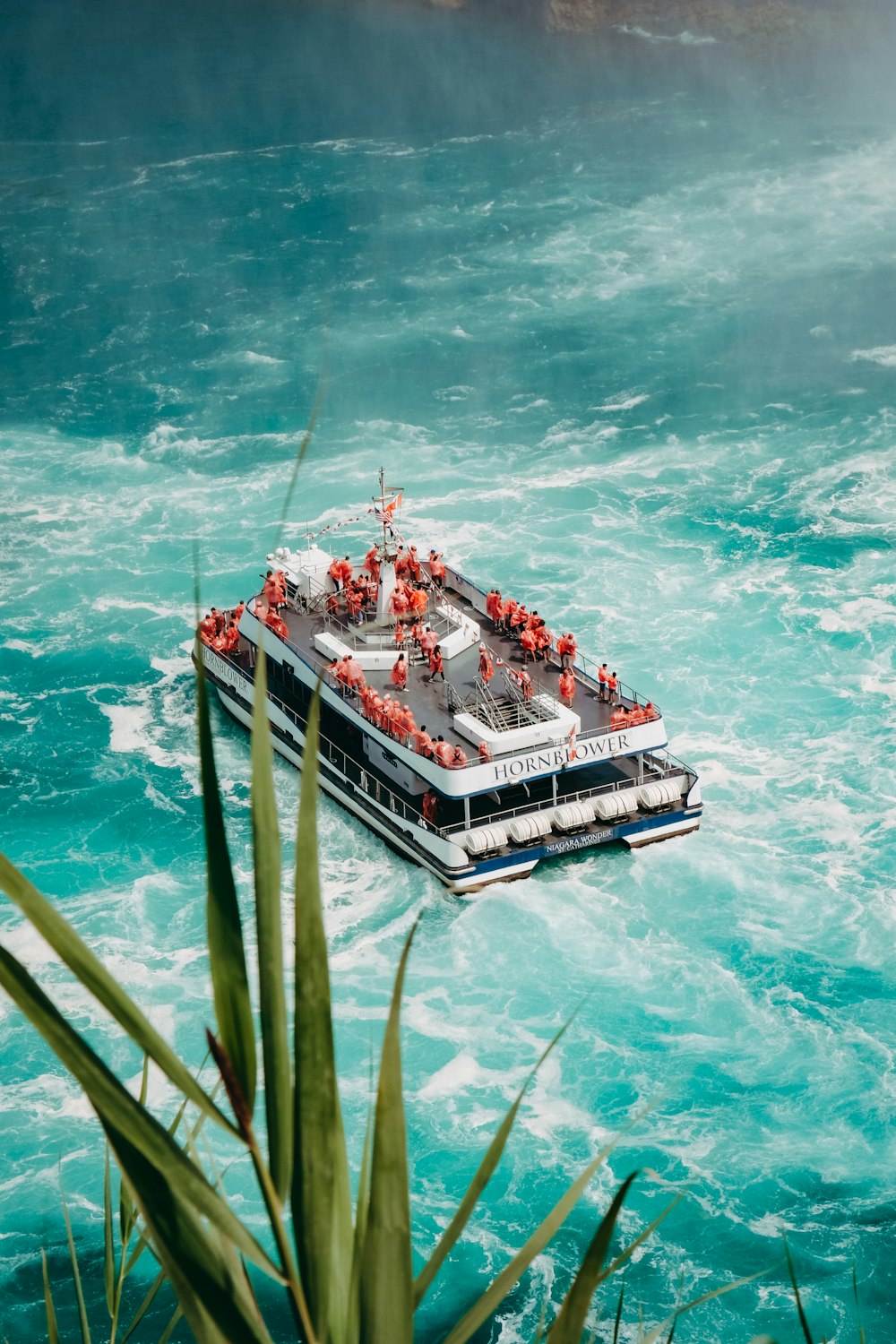 barco branco e preto no mar durante o dia