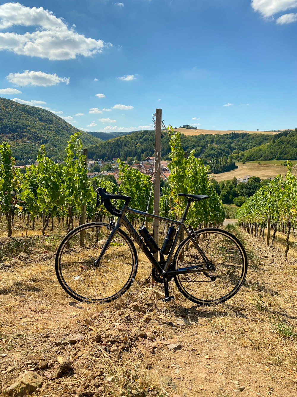 Schwarzes Mountainbike tagsüber auf brauner Schotterstraße