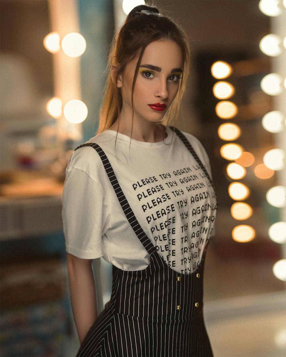 Mujer con camiseta blanca y negra con cuello redondo