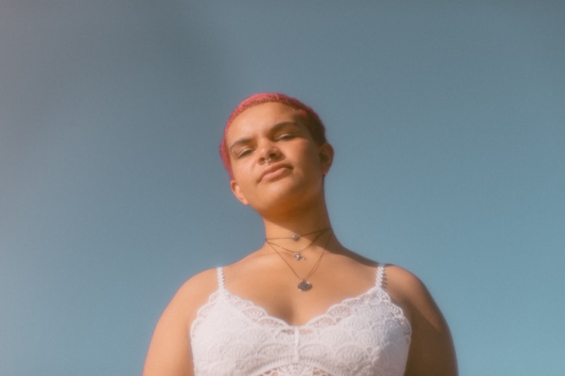 Chica trans encantadora con encaje blanco