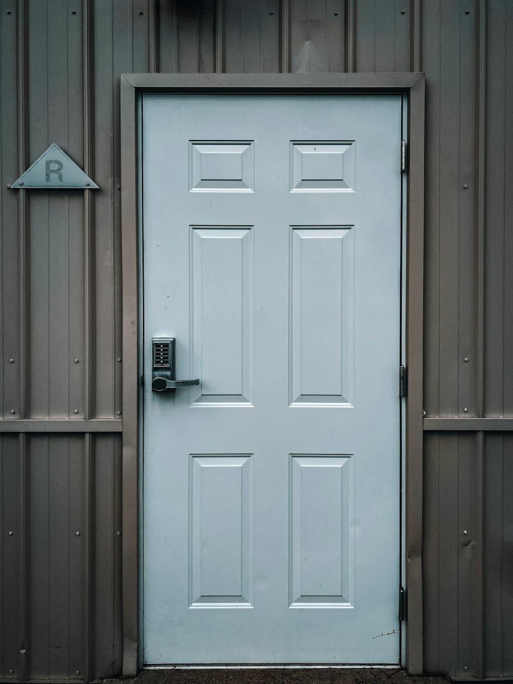 Porta in legno bianco con leva nera