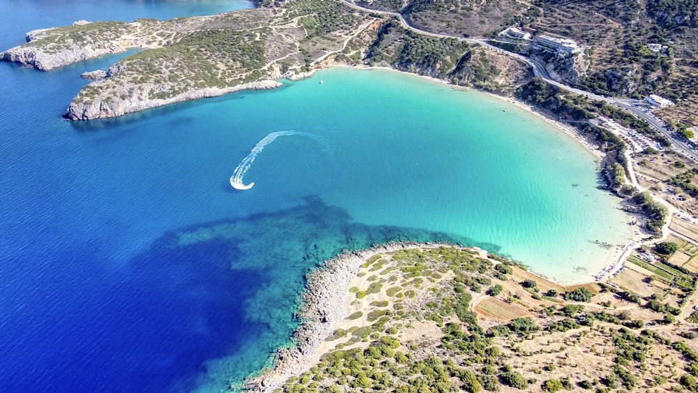 Veduta aerea dello specchio d'acqua durante il giorno