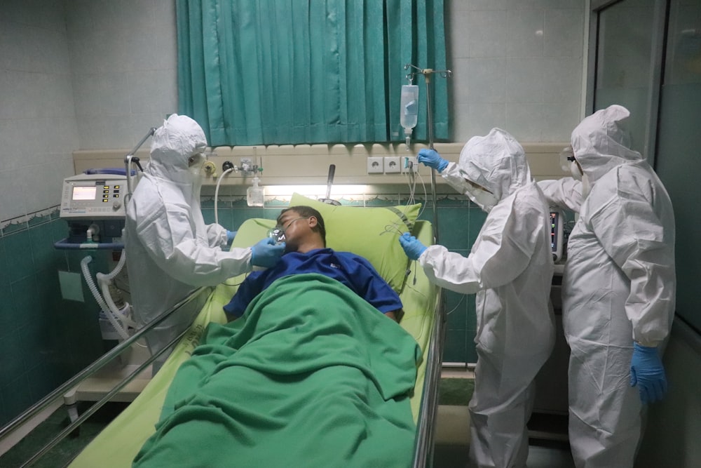homem em terno de esfoliação branco deitado na cama do hospital