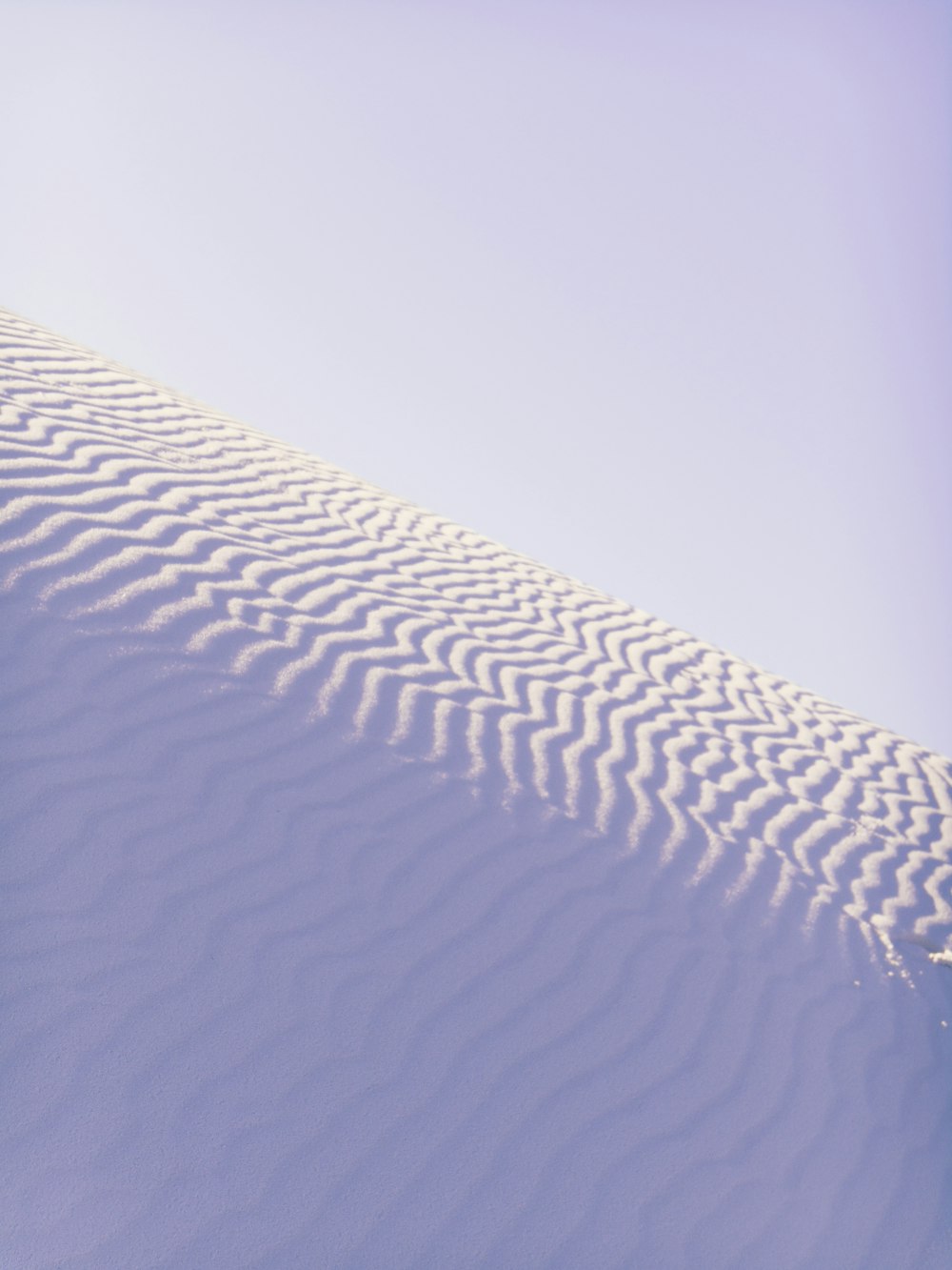 sabbia bianca sotto il cielo soleggiato