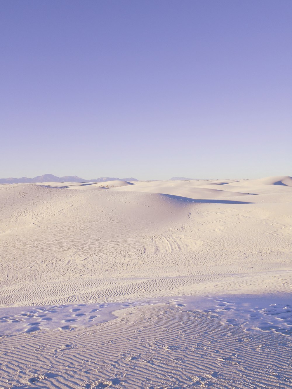 sabbia bianca sotto il cielo blu durante il giorno