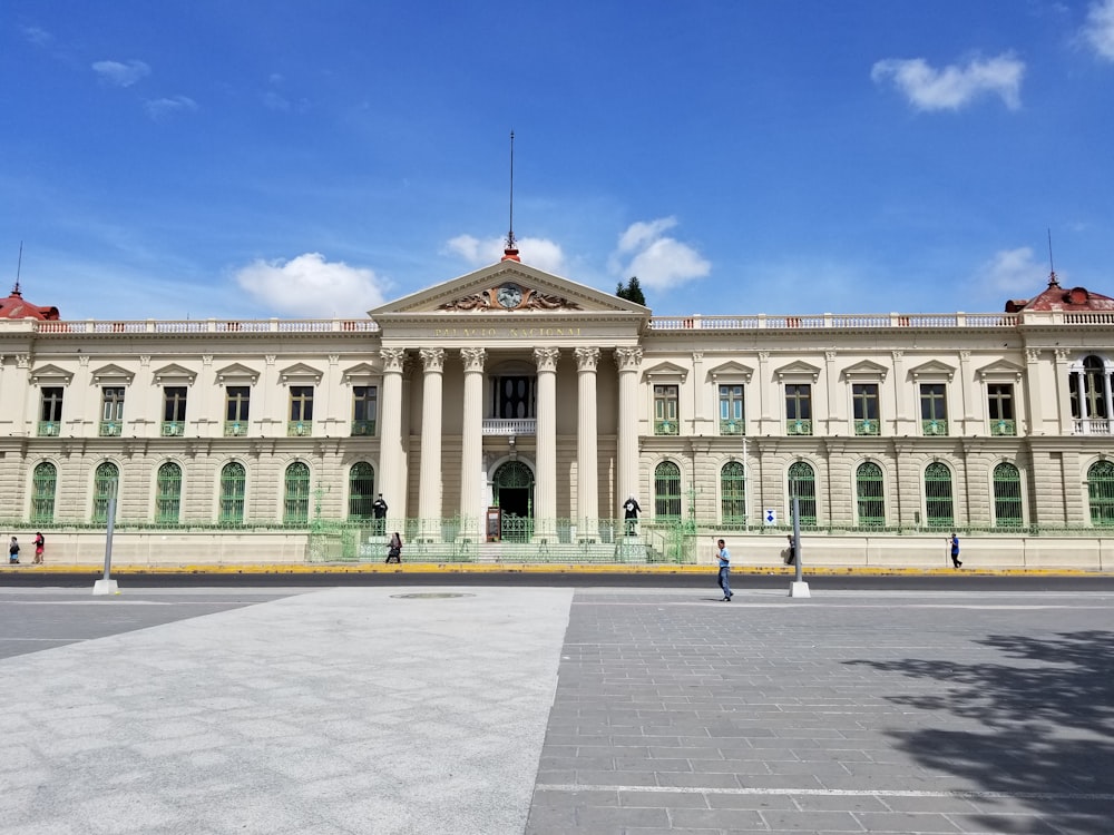 Edificio de hormigón beige bajo el cielo azul durante el día