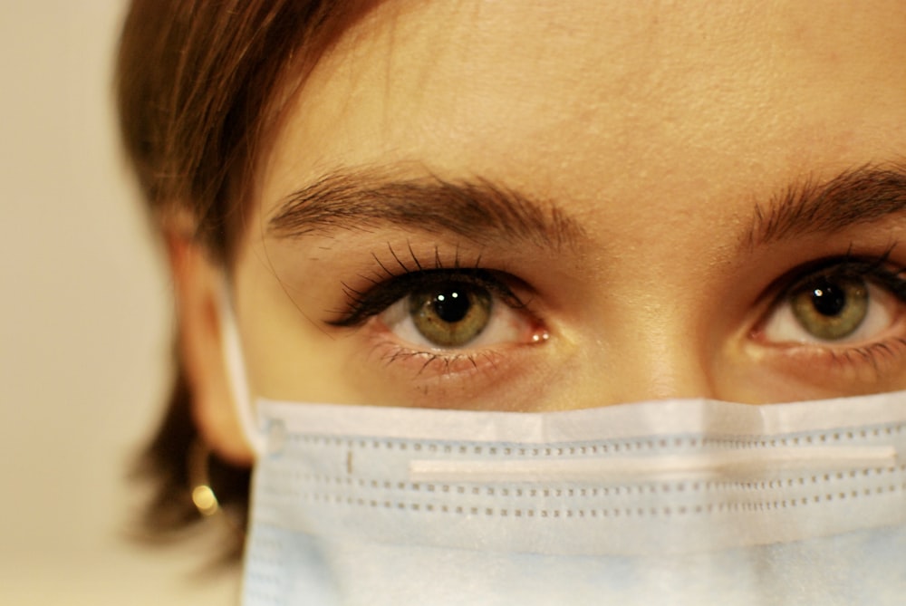 femme avec du papier d’imprimante blanc sur son visage