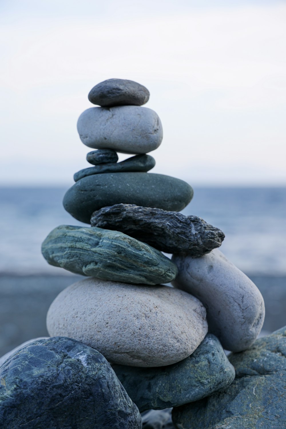 Una pila di rocce sedute sulla cima di una spiaggia