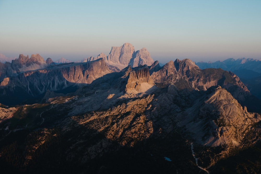 Montagna rocciosa marrone sotto il cielo blu durante il giorno