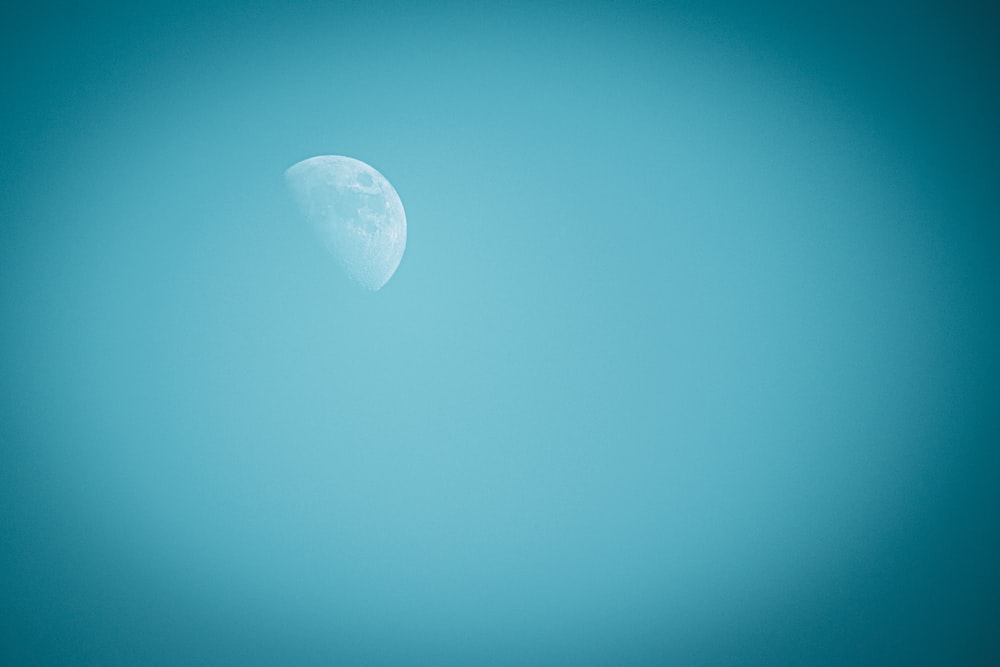 luna blanca en el cielo azul