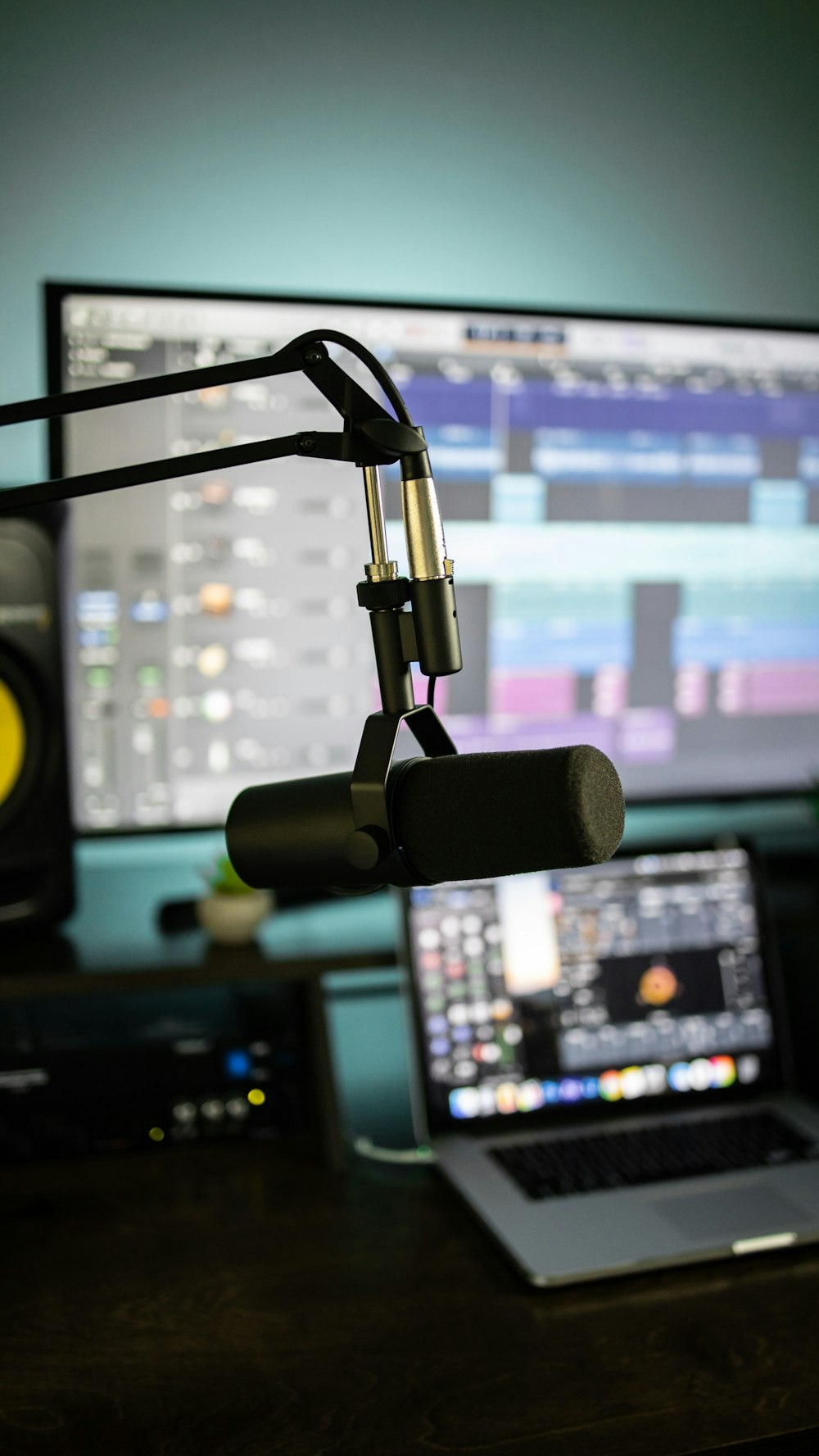 Micro de studio devant une station de travail audio