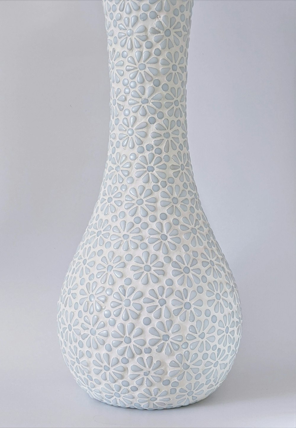 white and black ceramic vase