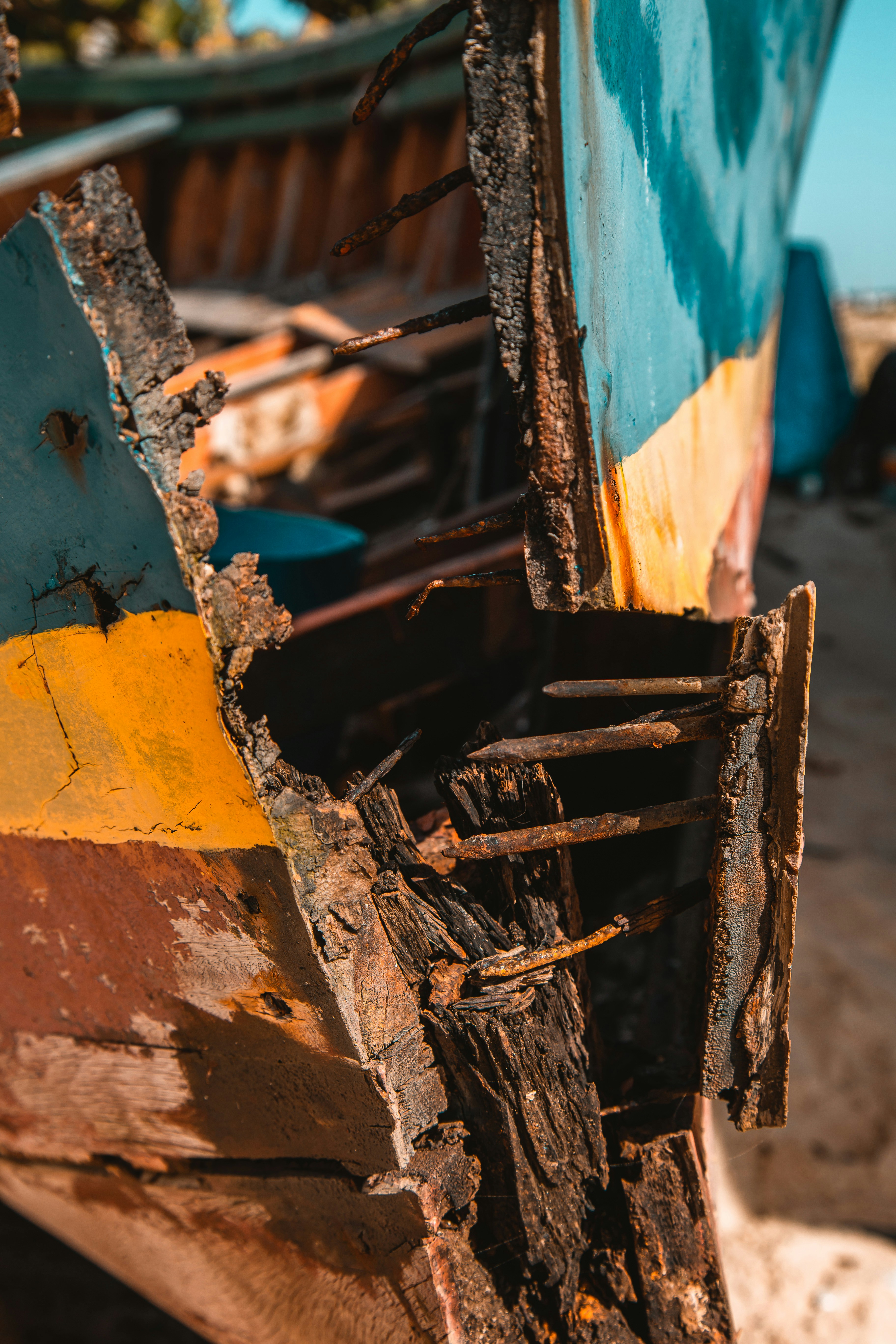 壁に寄りかかる茶色の木製のはしご