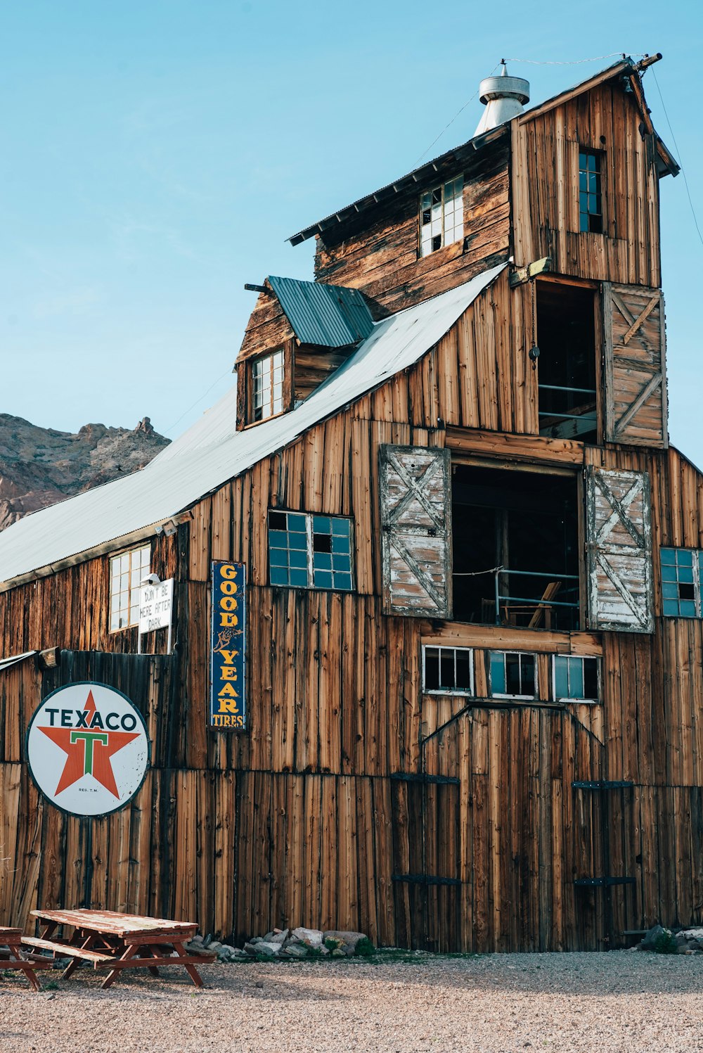 Braunes Holzhaus in der Nähe des schneebedeckten Berges tagsüber