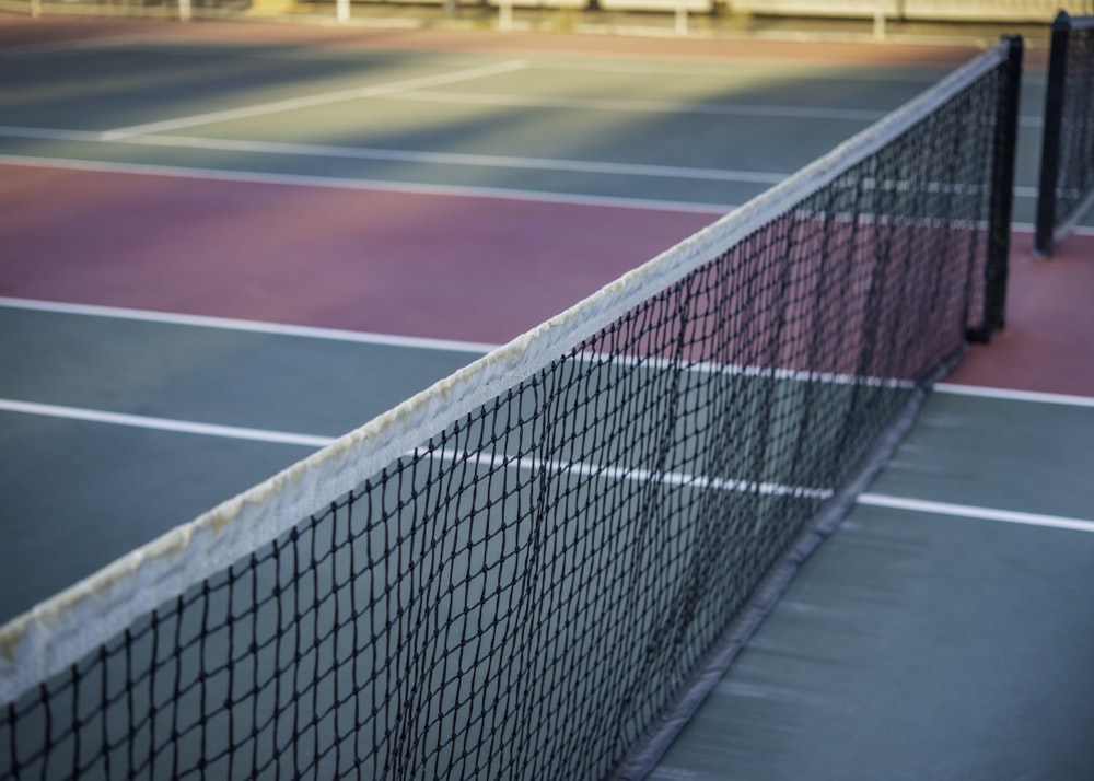 Cancha de tenis roja y blanca