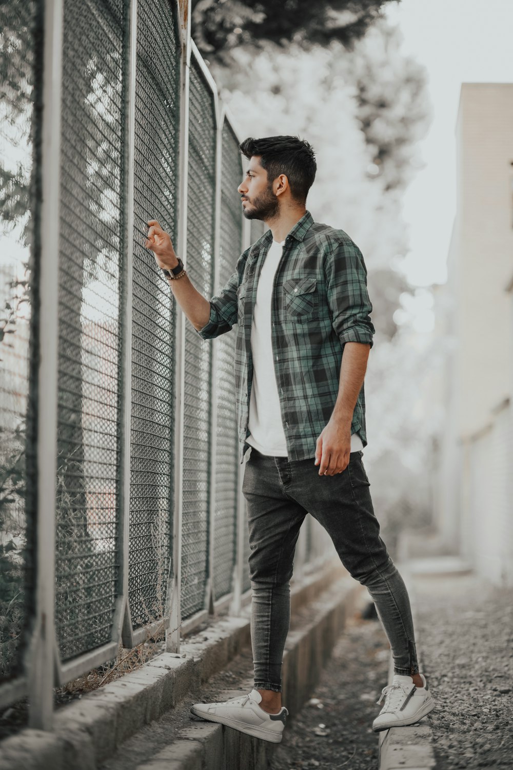Homme en t-shirt boutonné à carreaux bleu et blanc et jeans en denim noir  s'appuyant sur sur sur sur sur photo – Photo Peuple iranien Gratuite sur  Unsplash