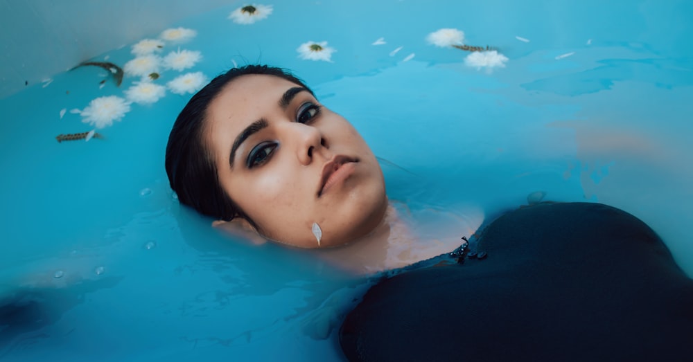 Mujer con camisa negra en el agua