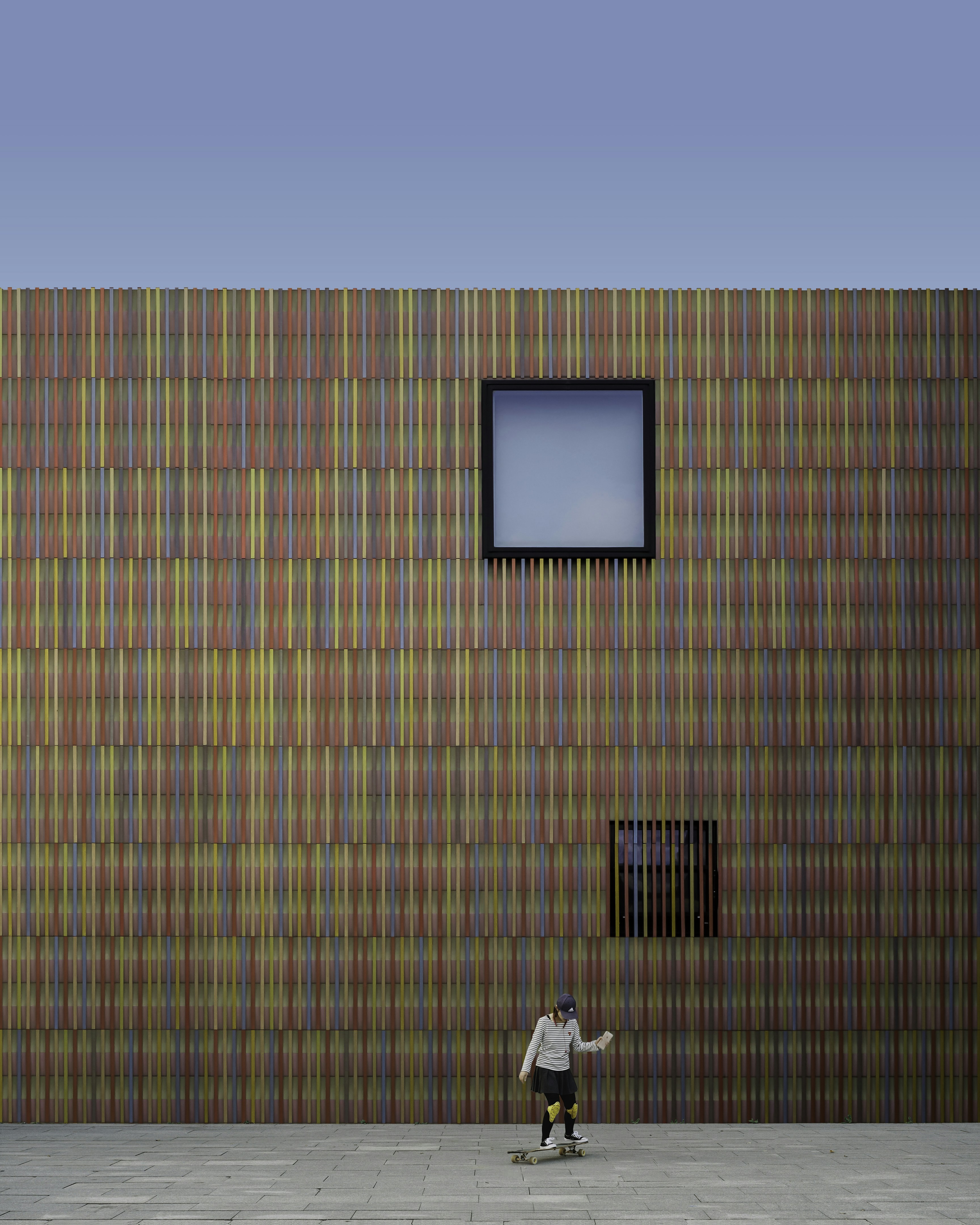 Pared de ladrillo marrón y blanco