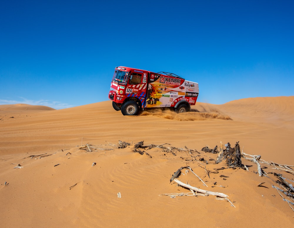 昼間の砂漠の赤いトラック