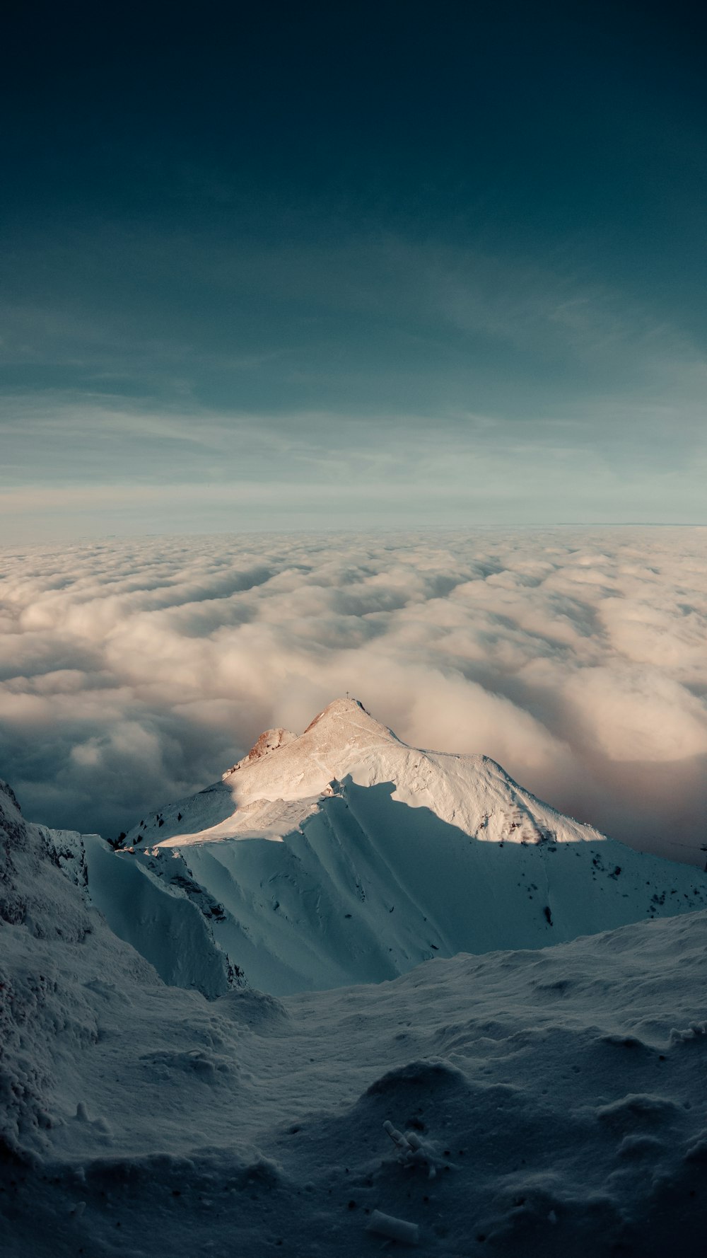 montagna coperta di neve sotto nuvole bianche durante il giorno
