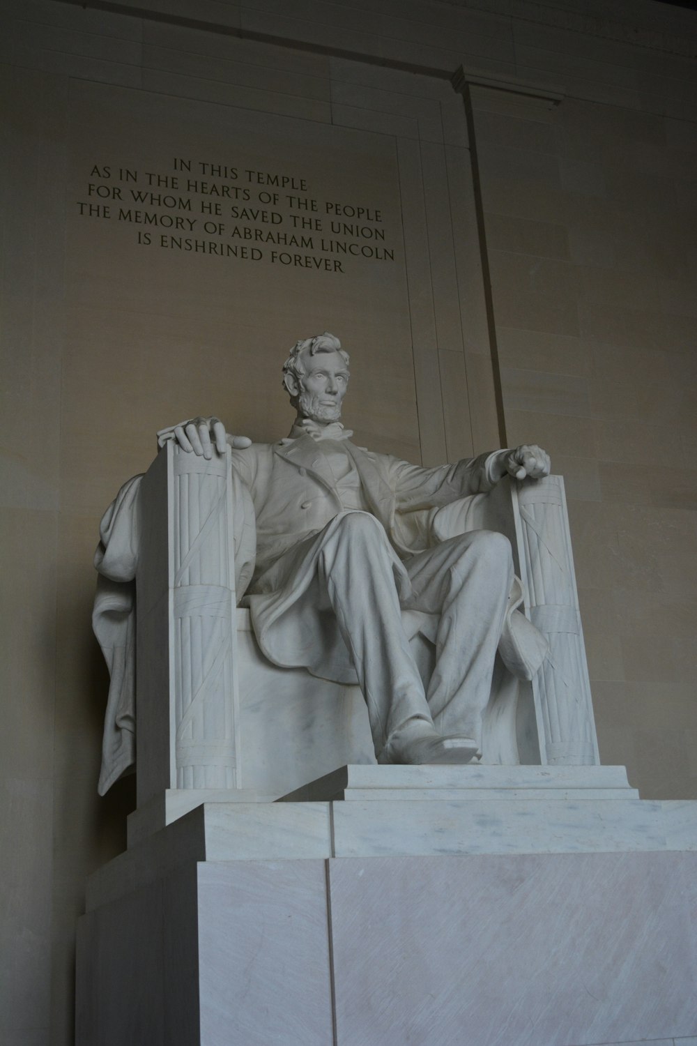 estatua del hombre y de la mujer sobre la mesa blanca