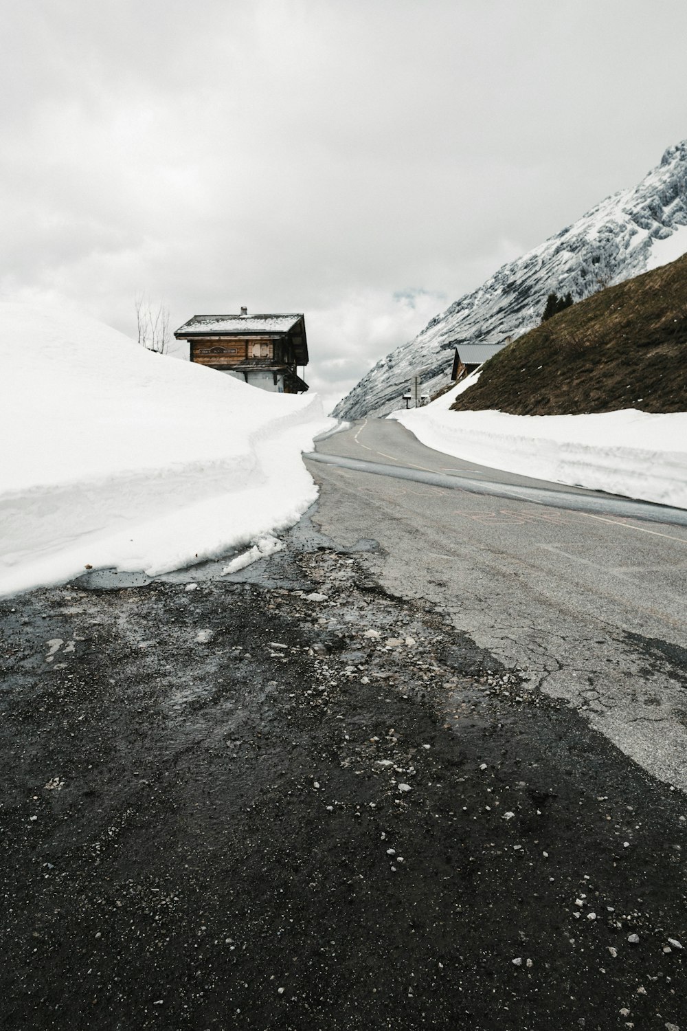 casa marrone su terreno innevato