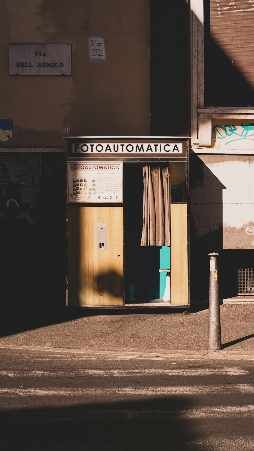 Porta in legno marrone con segnaletica bianca e nera