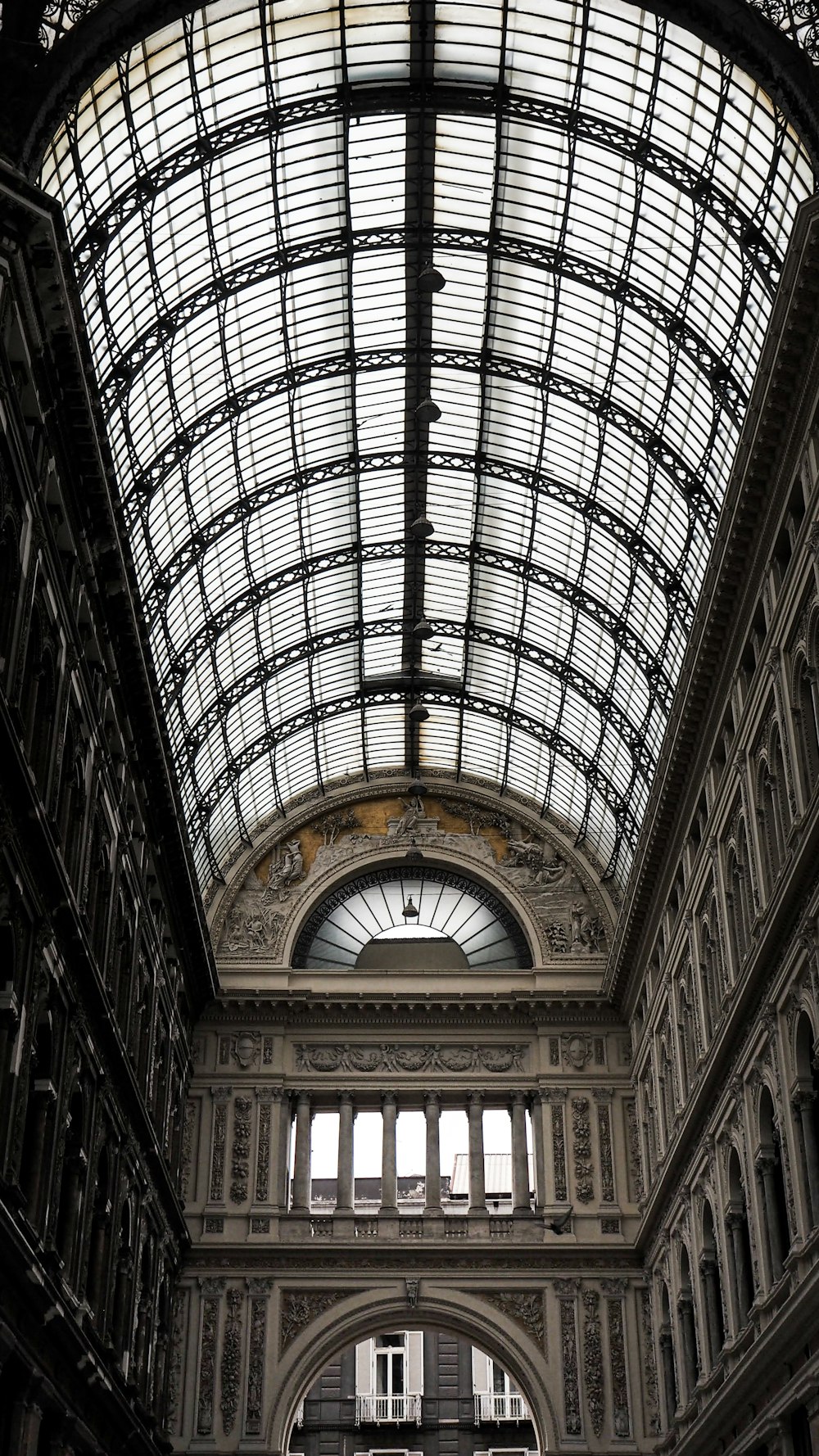 edificio in cemento marrone e nero