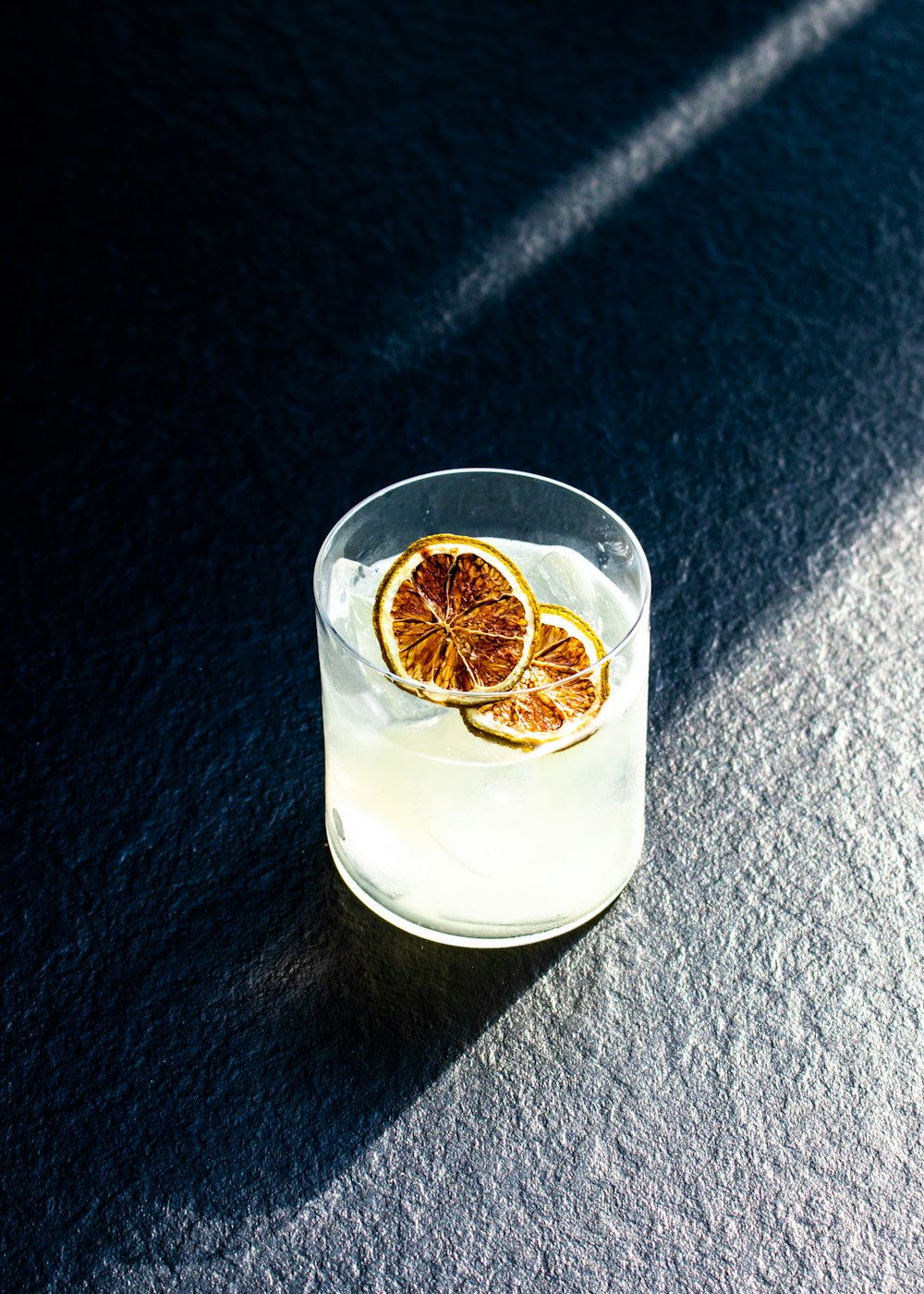 copo transparente com líquido branco