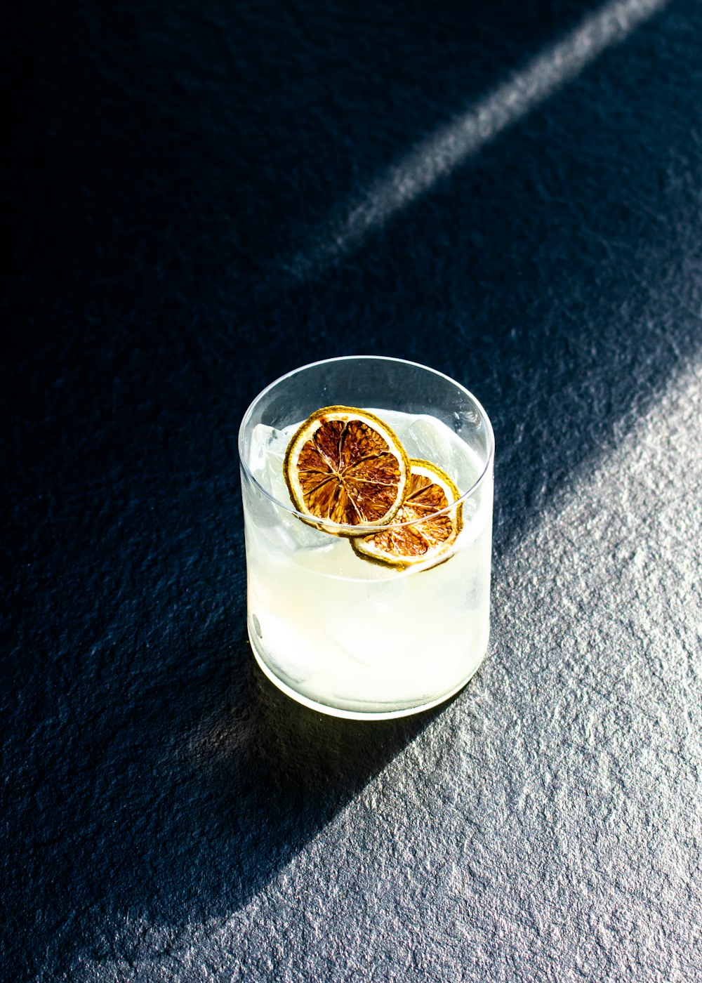 verre à boire transparent avec liquide blanc