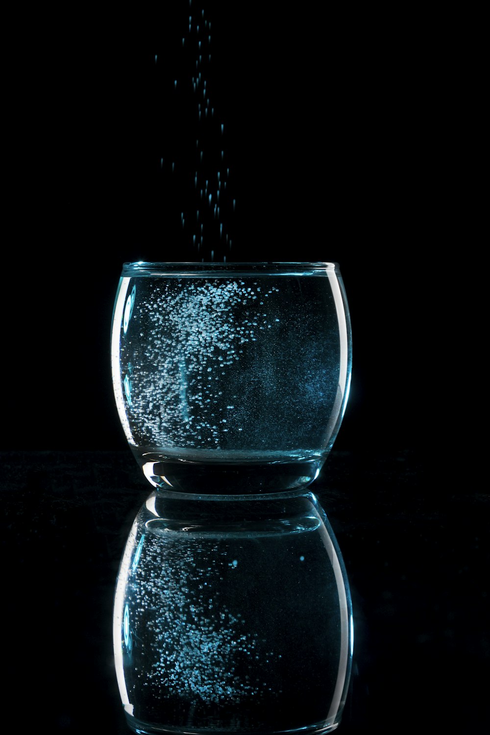 透明なガラス瓶に入った水