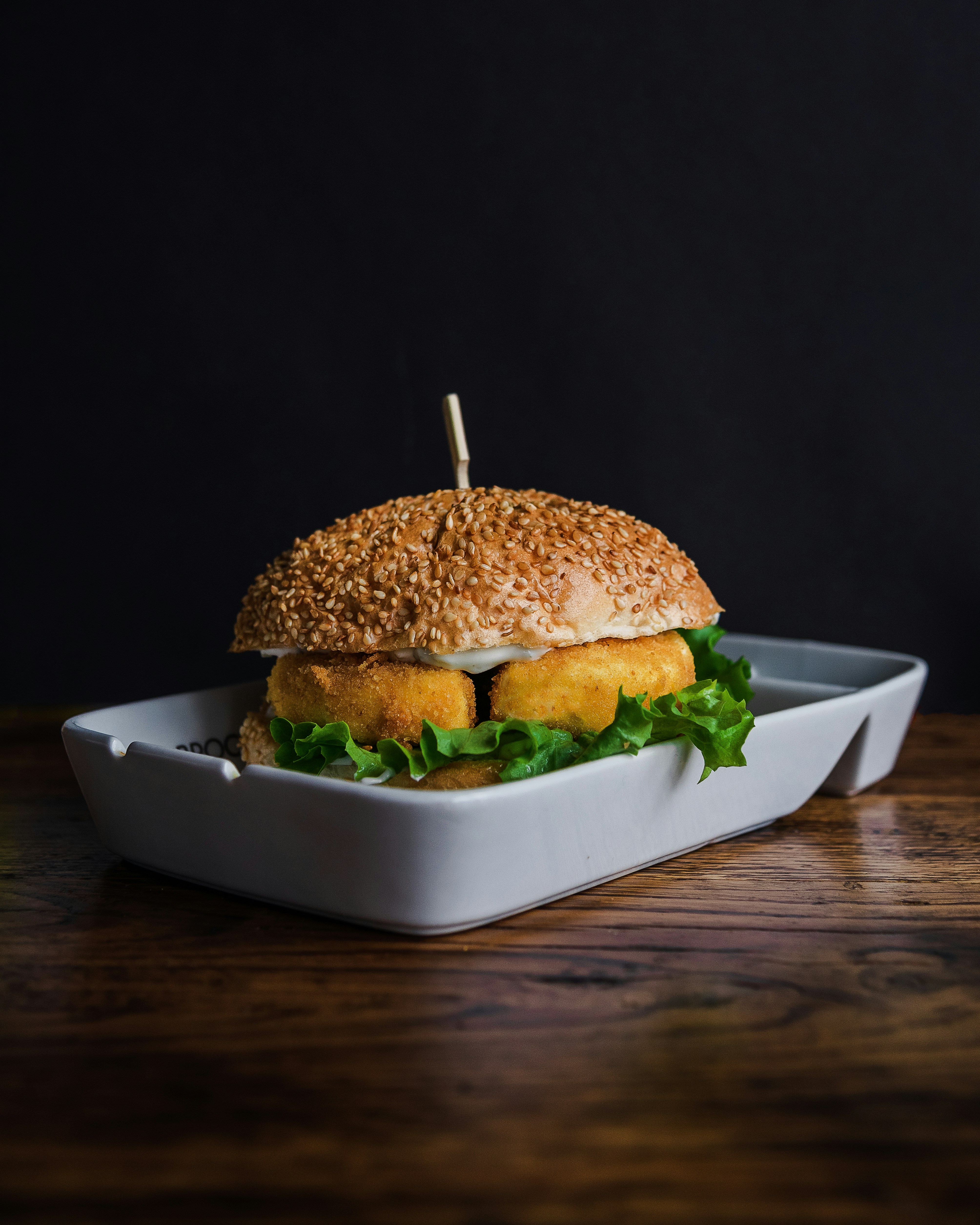 Burger auf weißem Keramikteller