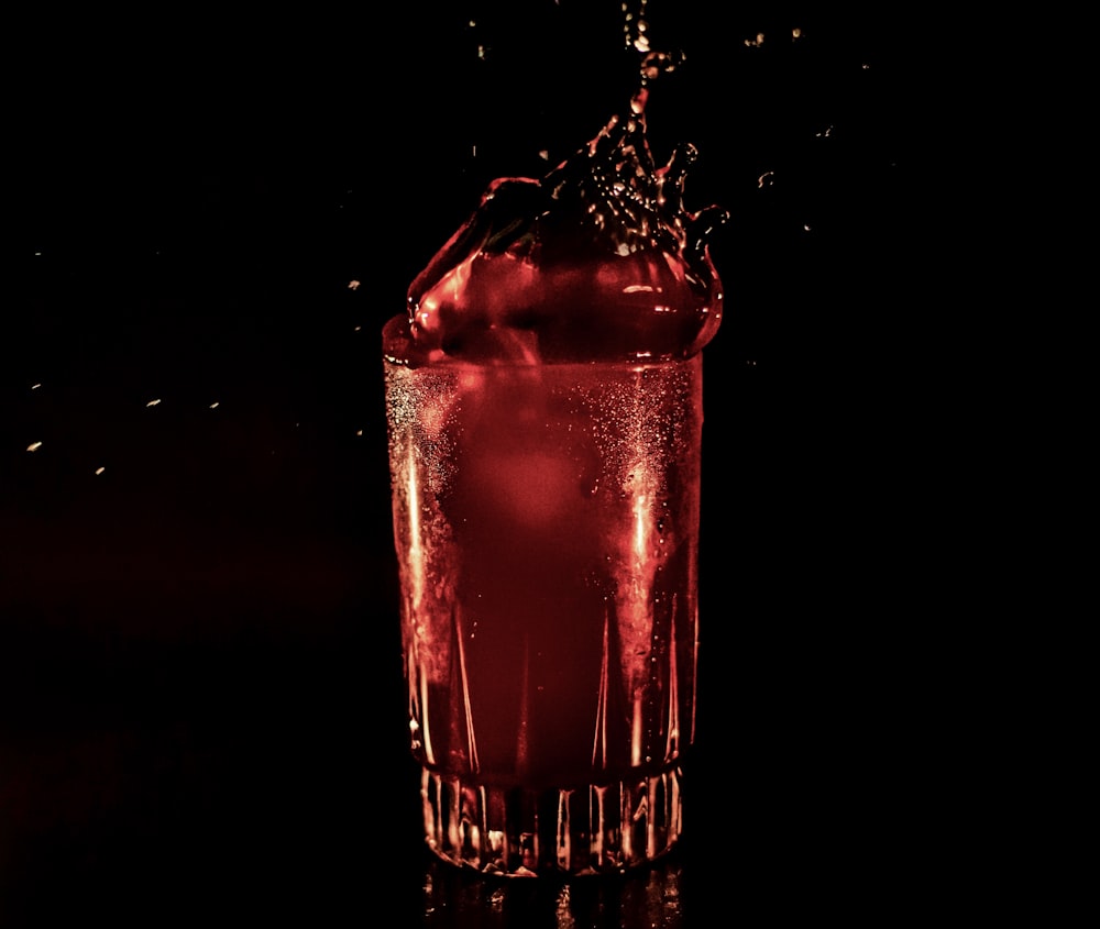 verre à boire transparent avec un liquide rouge