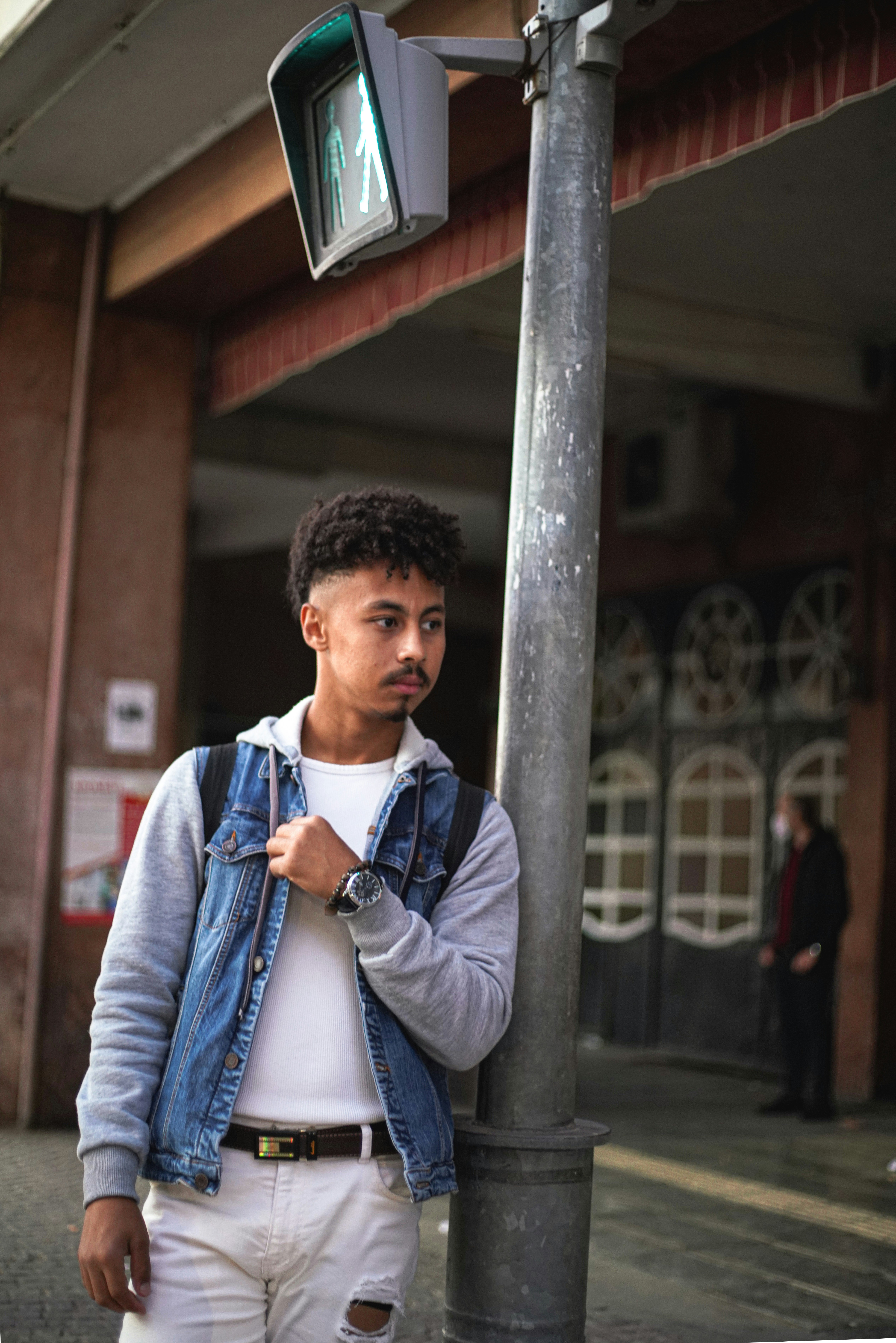 昼間に茶色のコンクリートの建物の横に立っている青いドレス シャツと青いベストの男の写真 Unsplashで見つけるメクネスの無料写真