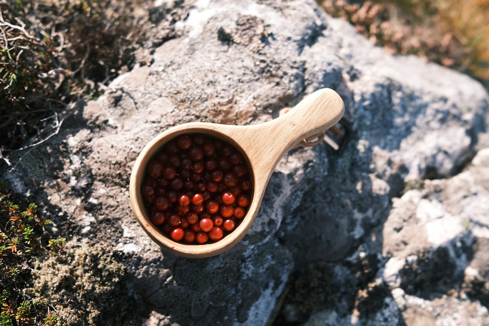 cuillère en bois marron sur tasse en céramique blanche