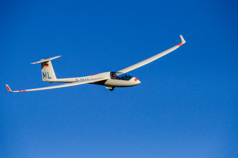 Flugzeug im Steigflug kurz nach dem Start