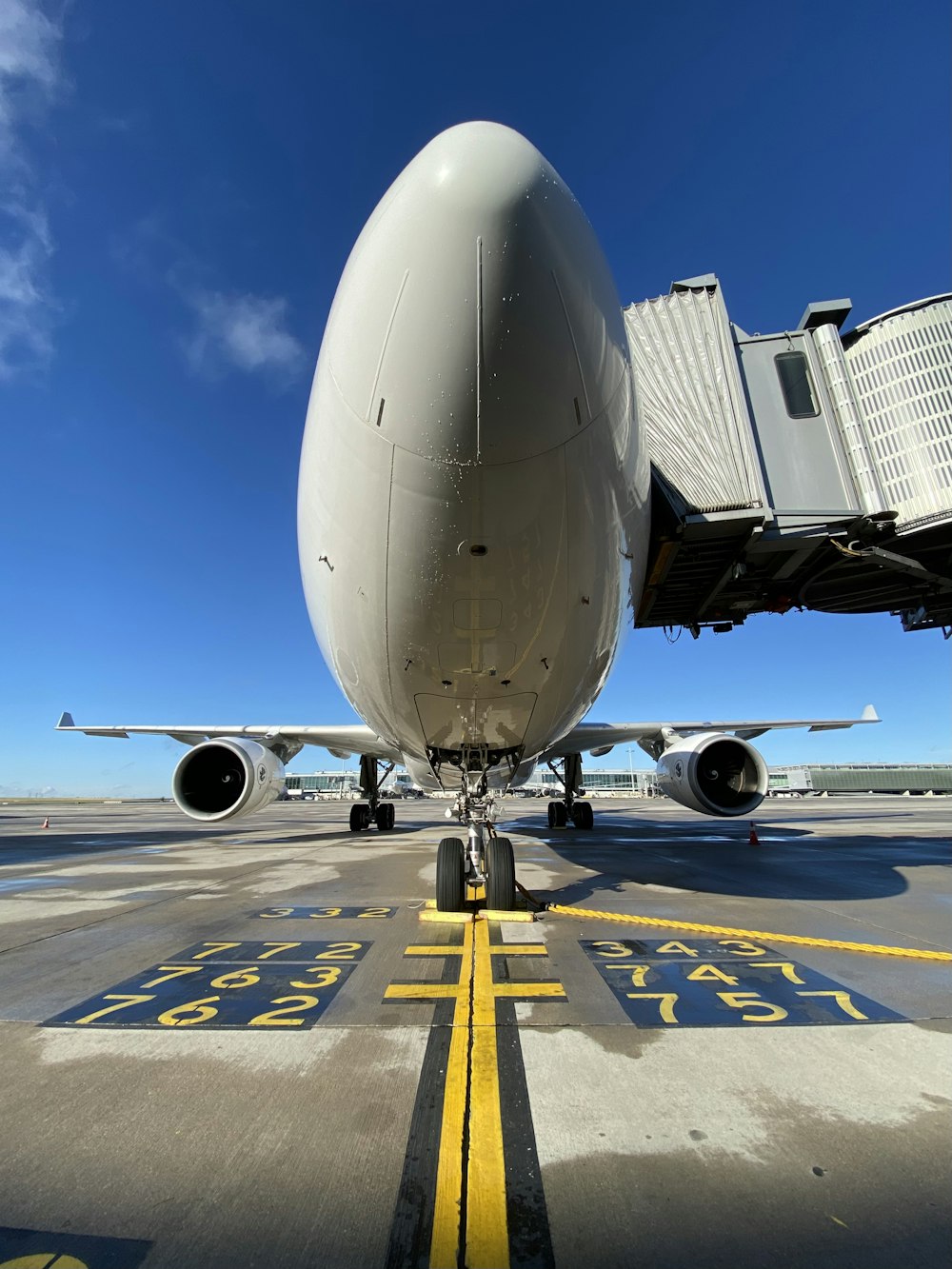 昼間の空港の白い飛行機