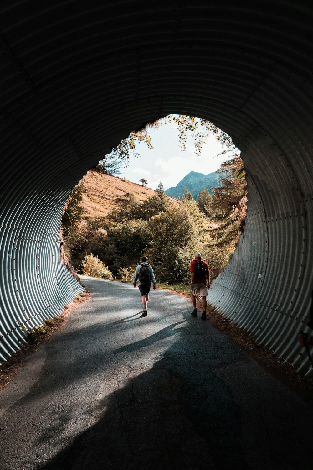 2 pessoas andando no caminho durante o dia