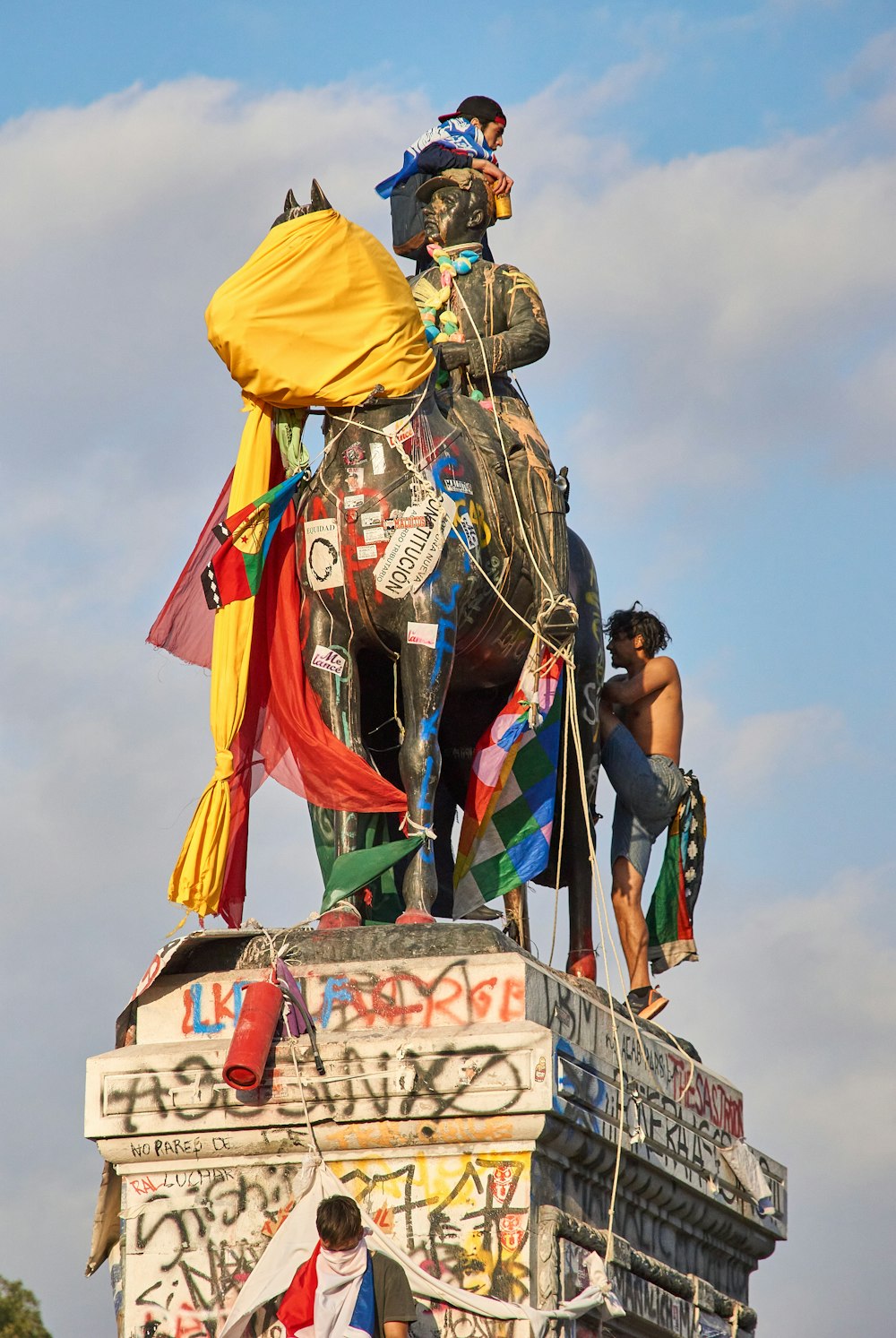 pessoas andando em carrossel a cavalo durante o dia