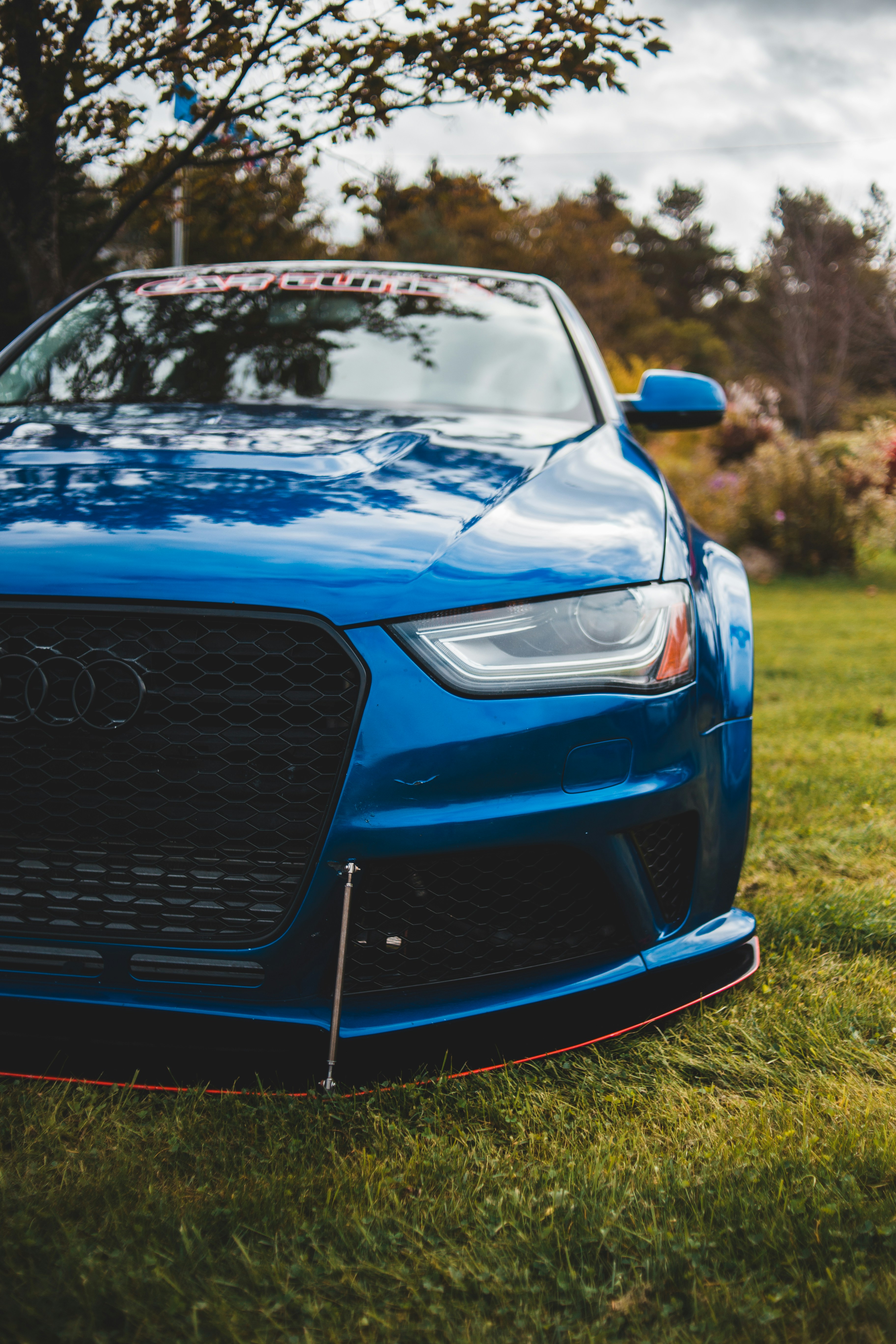 昼間の緑の芝生のフィールドに青い車の写真 Unsplashで見つける青いの無料写真