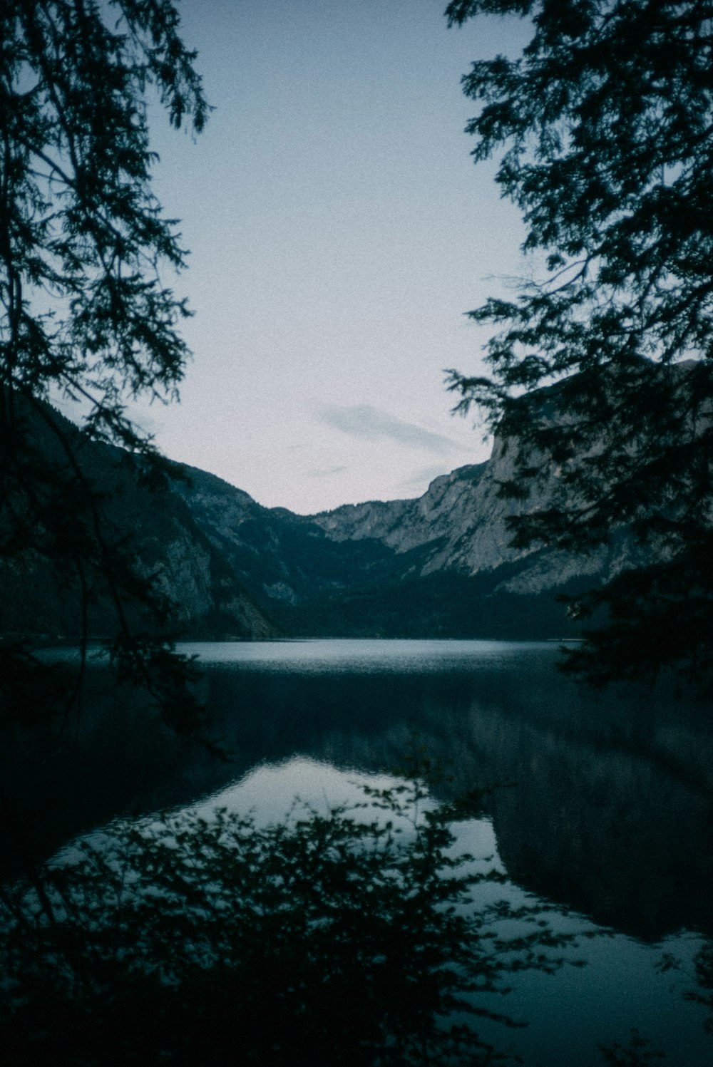 lago circondato da alberi e montagne