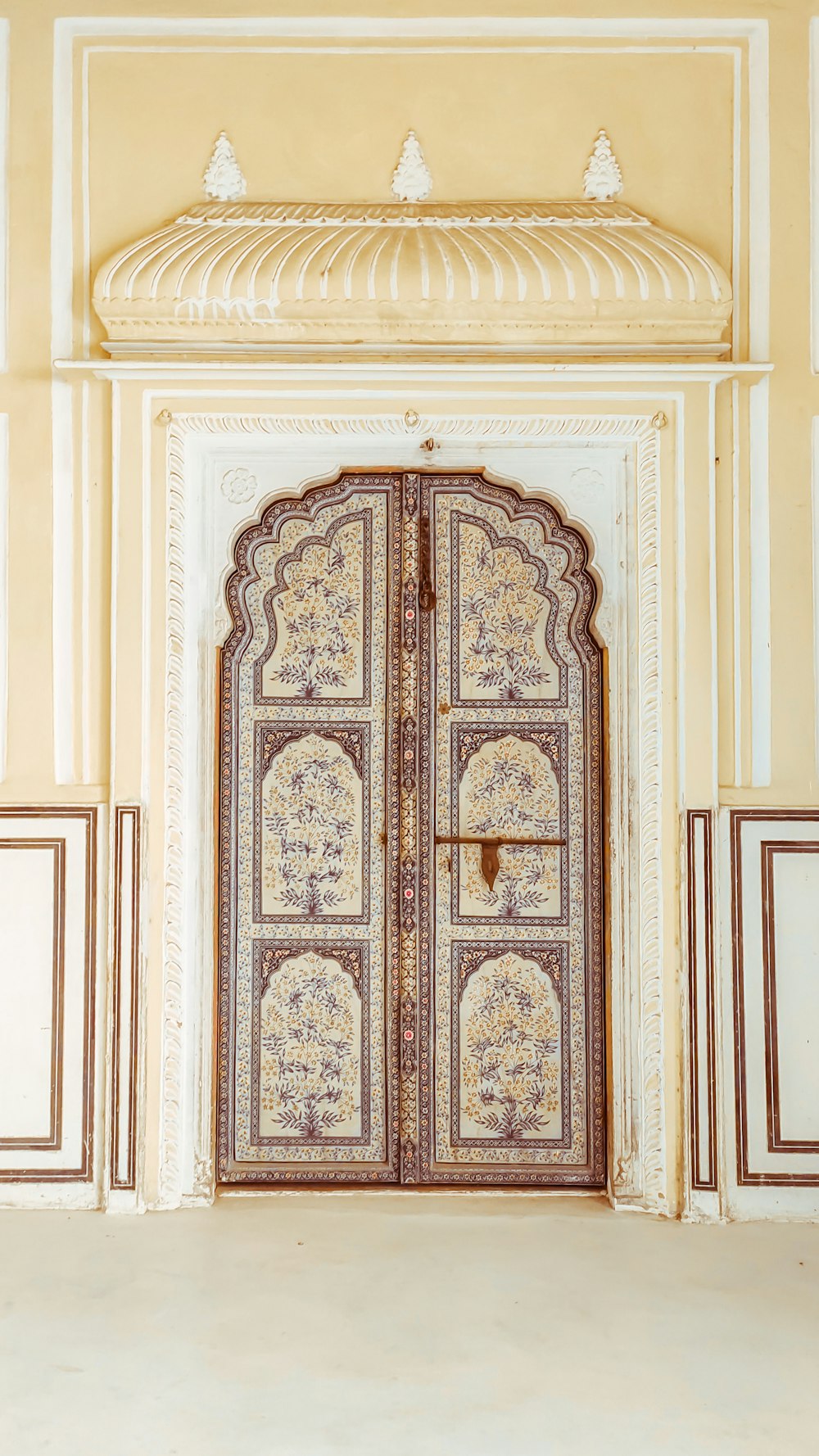 Armoire en bois blanc et marron