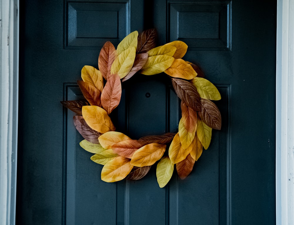 青い木製のドアに黄色い葉